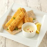 メキシコ料理のファフィータをウメ子風にアレンジ。五香粉香る豚角煮をモッツァレラチーズやケールとご一緒に！