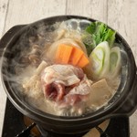 身体を芯から温めてくれる冬の定番“白湯鍋”たっぷりの野菜とジューシーな鶏肉とつみれは、誰もが大好きな味わいです。