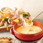 ボリューム満点！3種お肉のこだわりフォンデュ。自家製濃厚チーズソースをたっぷり絡めてどうぞ（バゲット、フライドポテト、ビーフステーキ、タンドリーチキン、ハーブソーセージ付き）