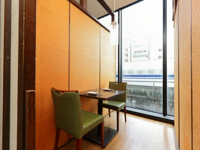 夜景を眺めながら、ロマンティックなディナーデート