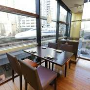 電車が見える窓側個室は夜景も一望でき、接待やデートなど雰囲気を大切にしたい時に最適。優雅な雰囲気の中で和やかに食事ができ、商談もスムーズに進みます。