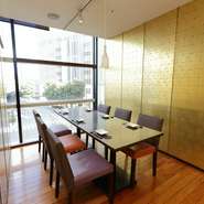 人数に合わせて利用できる大小個室が完備されており、窓側の個室からは夜景も望めます。写真の個室は10名までOKです。気の置けない友人達との飲み会や女子会、家族での会食にどうぞ。