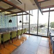 24名～40名まで入れる大きな個室は、歓送迎会など大勢での集まりにぴったり。壁一面の大きな窓からは夜景も一望でき、落ち着いて歓談ができる大部屋となっています。