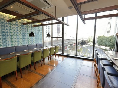 最大40名まで使える、開放感のあるダイニング