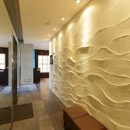 リニューアルしたばかりの綺麗な店内。耳に心地よいジャズが流れ、リラックスした時間を過ごせます。食器にもこだわりあり。料理に合わせて素敵なお皿で供してくれるので必見です。
