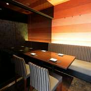 窓席以外にもひっそりとした隠れ家的な個室空間があります。細部にまで気を使ったインテリアや間接照明が温かな空間を演出。静かな空間でいただく美食の数々に、身も心も癒されます。