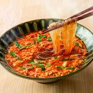 さつまいもの澱粉から作ったタンミョンを使用。ニンニク入り旨辛スープが後を引くオリジナルの一杯。〆にどうぞ。