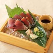 静岡県焼津港で水揚げされた鰹を炭火で香ばしく炙り、旨味を閉じ込めました。薬味と一緒にお召し上がりください。