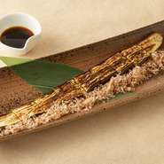 熊本県産の大長なすをシンプルに炙りました。とろけるような食感と甘みが口いっぱいに広がります。素材の味を最大限に引き出した逸品です。