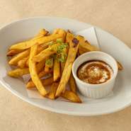 ほっくほくのさつまいもフライに、とろ～り黒蜜とふわふわマスカルポーネホイップを添えました。あたたかくて甘い、幸せな組み合わせをどうぞ。