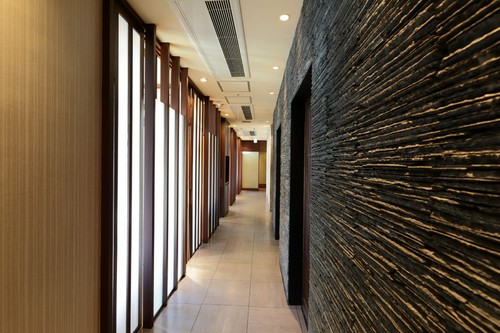 素敵なディナーへの期待が高まる、各個室へと続く通路