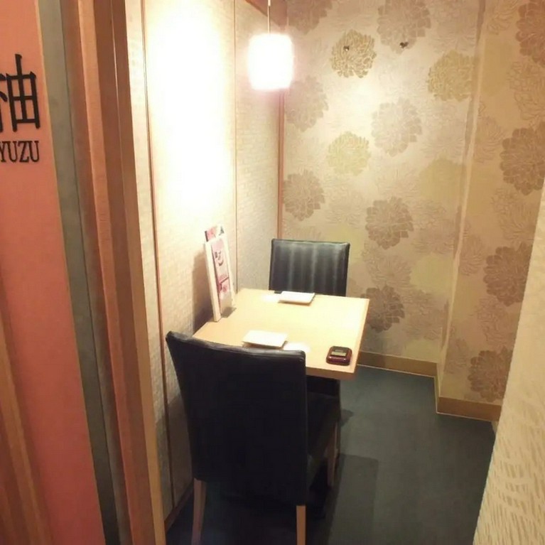 上品にまとめられた個室を2人だけのデートで利用
