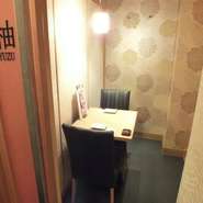 上品にまとめられた個室を2人だけのデートで利用