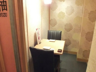上品にまとめられた個室を2人だけのデートで利用