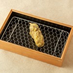 出汁で甘辛く炊いた竹の子を国産牛で巻きました。旨味が溢れる逸品。
