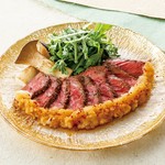 黒毛和牛のもも肉を使用しております。上質で柔らかな和牛の味が口いっぱいに広がります。ほんのりツーンと香るわさびおろし醤油が絶妙。