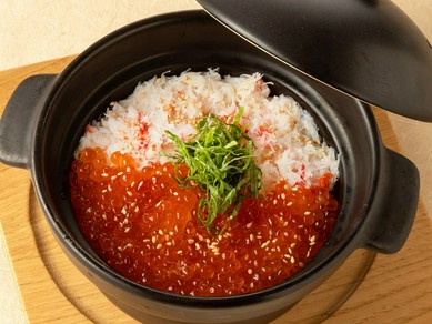 蟹とイクラの土鍋ごはん（※二人前より承ります）