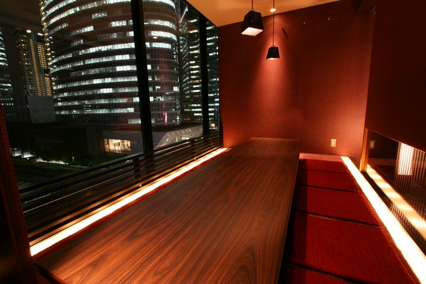 和の伝統とモダニズムが融和した空間で、プレミアムなひとときを