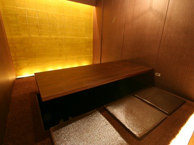 2人きりの個室でロマンティックなディナーデート