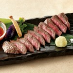 黒毛和牛のもも肉を使用しております。玉ねぎとリンゴを使用した自家製ソースやわさびおろしでさっぱりとお召し上がりいただけます。
