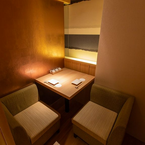 上品にまとめられた個室を2人だけのデートで利用