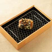 鰻を海苔で挟んで天ぷらに。甘辛いタレをかけてありますので、そのままお召し上がりください。
