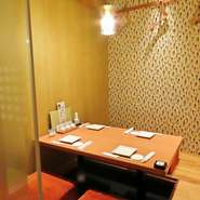 掘りごたつ個室をはじめ、店内はすべて京風な内装が特徴的な個室となっています。団体様でもゆとりを持って寛げる掘りごたつの完全個室も完備され、周囲に気兼ねなく盛り上がれます。