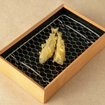 秋刀魚で梅肉と大葉を巻いた風味豊かな天ぷら。