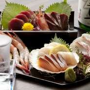 『鮮や刺身六種盛り』では、料理人自らが厳選した季節ごとの旬の魚を、日替わりにてご提供しております。四季の移り変わりを目や舌でお楽しみください。