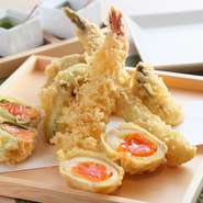 最新調理機器「Dr．Fry」で油の吸収率を大幅カット。職人技でサクッと揚げられた天ぷらを、沖縄のシママース、【小柳津清一商店】の抹茶塩、【祇園原了郭】の黒七味塩の3種の塩で味わえます。