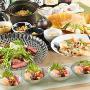 お造りでは華やかに盛り付けられた旬の魚介を味わえます。土鍋ごはんには青森県産米の「青天の霹靂」。【祇園原了郭】の「黒七味塩」や静岡【小柳津清一商店】の「抹茶塩」など、伝統ある調味料が使われています。