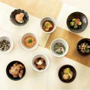 ・海老芋の揚げ出し　蕎麦の実餡　柚子の香り
・胡瓜の梅和え
・焼き椎茸と春菊の白和え
・〆鯖と長芋の黒胡麻七味和え
・冷やし茄子の煮びたし　とろろがけ
・炙り鶏皮ポン酢
・明太炒り白滝

他