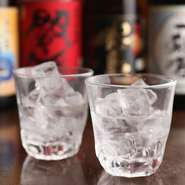 飲み放題は「50種類以上のスタンダード」と「100種類以上のプレミアム」をご用意。 日本酒は辛口のものや、すっきりとした味わいの一本など、豊富な品からお客様にぴったりの一杯がきっと見つかります。