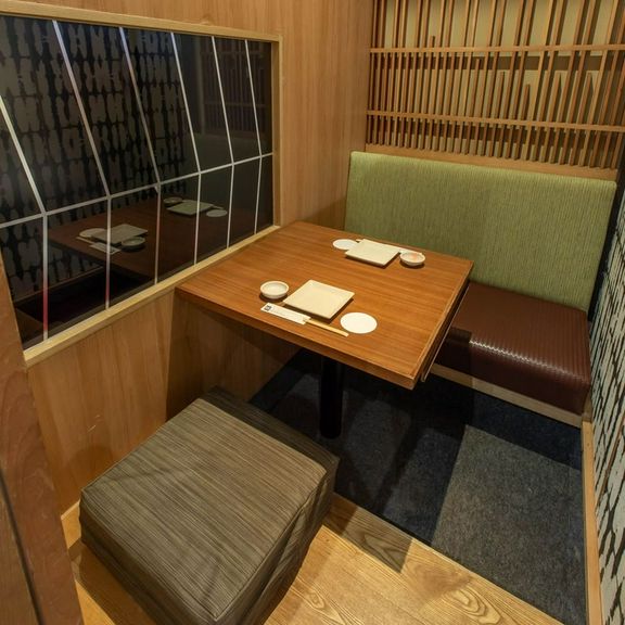 上品にまとめられた個室を2人だけのデートで利用