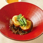 ほくほくのじゃがいもを和牛で包み込み、割り下でことこと煮込みました。卵黄ソースを絡めてお召し上がり下さい。