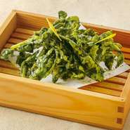 わかめをカリカリに香ばしく揚げました。お抹茶がほろ苦くあと引く美味しさ。