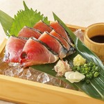 もっちりとした口当たりの良さに、炭火焼ならではの皮の香ばしさ。薬味と一緒にお召し上がりください。