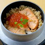 ひとつひとつじっくりと炊き上げた釜飯はお米がふっくらつやつや。一口噛み締めるとうまみが口に広がります。