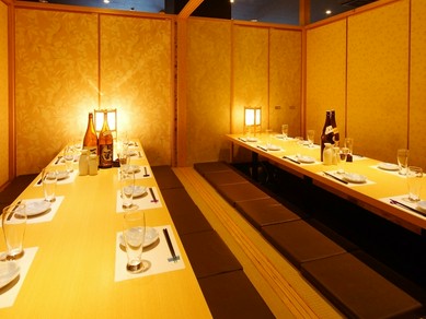 広々とした空間でゆっくりお食事を楽しむ