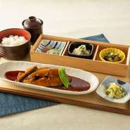 週により内容が異なりますので、写真はイメージとなります。
※ご飯大盛無料
※ご飯おかわり100円（税込）