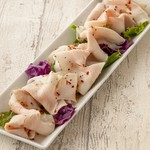 低温調理で仕上げたローストポークを注文を受けてから薄くカット。柚子胡椒や粒マスタードのオリジナルドレッシングで。