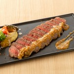 黒毛和牛のもも肉を使用、上質で柔らかな和牛の味が口いっぱいに広がります。コクがある醤油ベースのソースは玉葱の甘みとわさびの風味が絶妙なバランス。