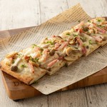 マッシュルームやエリンギ、しめじをたっぷりと使用したイタリアンピザ。