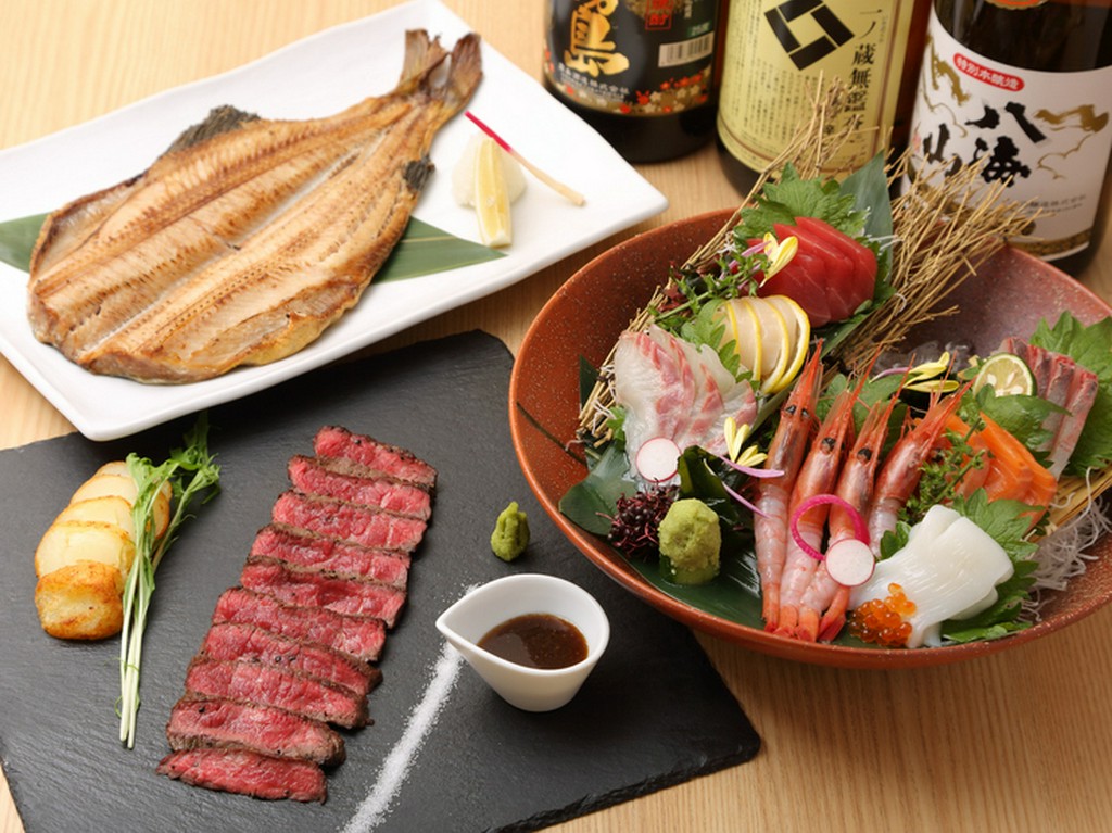 落ち着きのある掘りごたつ席の個室で、ゆったりと癒される