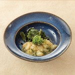 食感の良い白つぶ貝をめかぶとわさびで和え、さっぱりと味付けしたおつまみ。