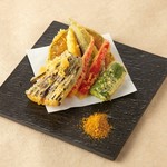 茄子やオクラをはじめ、天ぷらでは珍しいきゅうりなど6種の夏野菜天ぷらをカレー塩でお召し上がりください。