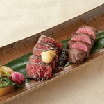 黒毛和牛のもも肉を使用。おろし玉葱ソースや自家製の塩レモン、わさびなど色々な薬味とご一緒に。