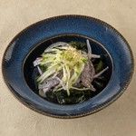 黒毛和牛のもも肉を使用。おろし玉葱ソースや自家製の塩レモン、わさびなど色々な薬味とご一緒に。