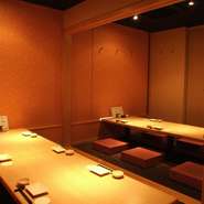 間接照明に照らされた店内は、しっとりとした空間。日頃の疲れを忘れおくつろぎください。
