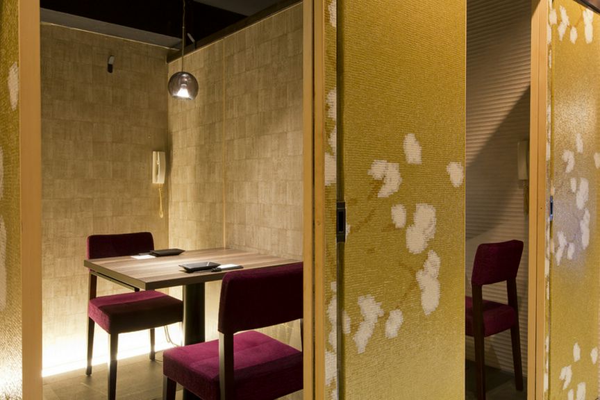 2人きりの個室でロマンティックなディナーデート